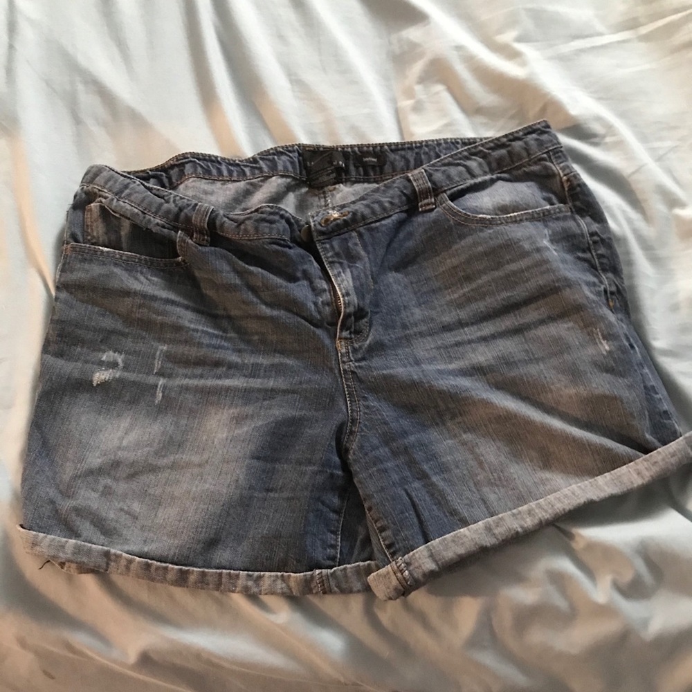 Attention size 18 boyfriend Jean shorts